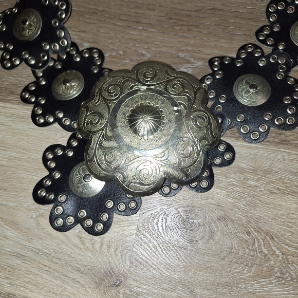 Vintage Western Black Leather Flower Shaped Silver Concho Belt Size Medium - Picture 2 of 12